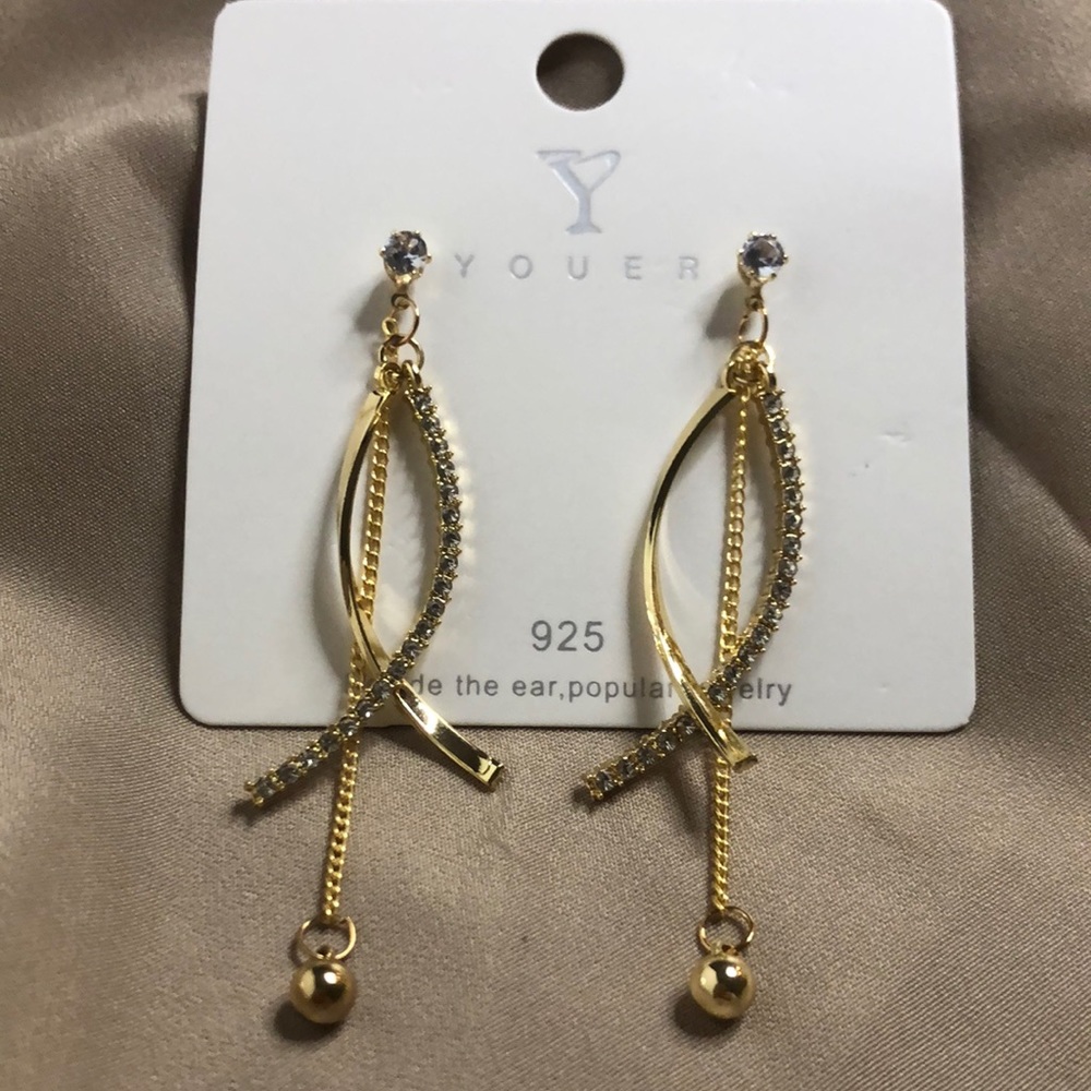 dropping earrings with curl metal stone and chain